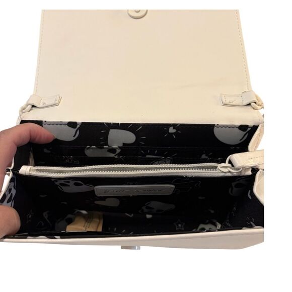 Adorable Betsy Johnson Off-White Crossbody w/ Red Heart Tacs. - Picture 8 of 8